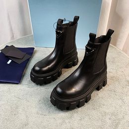 Botas de desenhista Mulheres Monolith escovado triângulo de couro fivela brilhante couro Chelsea militar inspirado combate botas britânicas plataforma motocicleta tornozelo e5Af #