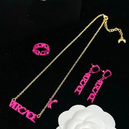 Rosa Emaille-Buchstaben-Anhänger-Kettenhalskette für Frauen, Unterzeichner-Schmuck, Ohrring-Mädchen, beste Hochzeitsgeschenke für Partys, goldfarbene Messingketten