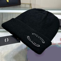 Luxury Designer Cony Hair Beanie Skull Brand Letter Wide Brim Hat Winter Warm Baseball Caps Solid Color Fisherman Hat Fashion Accessories Christmas Gift