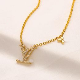 Collane con ciondolo che non sbiadiscono mai placcato oro 18 carati pendenti di design di marca di lusso collana girocollo con lettera in acciaio inossidabile perline gioielli a catena