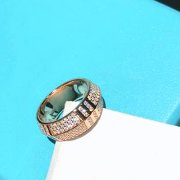 Tiffaies Ny två-ton crossover-ring med borrörören Emalj Big Love Tag Ear Stud Tiffaies Round Bead Smoot Material Platerat tjockt guld Romerska alfabet