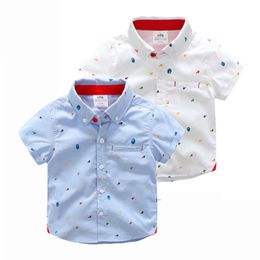 Детские рубашки Детская летняя одежда в английском стиле для детей 2, 3, 4, 5, 6, 8, 10 лет, детская хлопковая одежда, рубашка с короткими рукавами и карманами с мультяшным принтом для мальчиков 230408