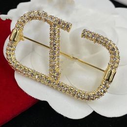 Broches de luxo femininos masculinos com letras de marca banhados a ouro 18K cristal strass joias broche pingente de pérola broche de casamento para festa de Natal acessórios12