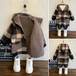 Kurtki zimowe dzieci pluszowe gęstość kurtki Baby Boy Plaid Długość wełniana wełniana płaszcz Teenage 2-8y Kids Cashmere z kapturem odzież wiatru 231109