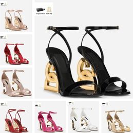 Top Luxury Designer Keira Leather Women Sandals Shoes Baroque D and G-shaped Heels Gold-plated Carbon Party Wedding Lady Sexy Gladiator Sandalias EU35-43