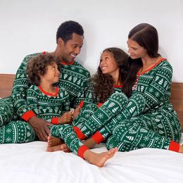 Dopasowanie rodziny stroje zielone świąteczne piżamę Zestaw czerwonej matki Dzieci Dorosły Dziecko Ubrania Xmas 231109