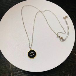 Collana regalo di Natale Boutique Collana di perle placcate in argento 925 Collana di gioielli di marca di lusso invernale Moda Amore Collana con ciondolo per famiglia