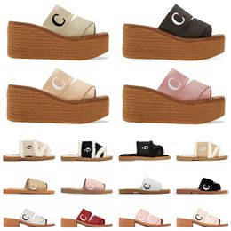 2024 pantofole pantofola di design di lusso Famose donne pantofola sandali legnosi soffici diapositive muli piatti scritte pantofole di tela di pelliccia scarpe da casa donne sandali famosi
