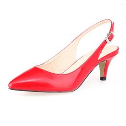 Sandálias Fashion Backle Sapatos femininos de verão Patente de couro de dedo pontado de casamento bombas de casamento vermelho vestido preto salto alto feminino feminino