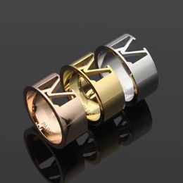 2023 Fashion New Fashion V Hollow Wedding Fread for Men and Women Brand Simple Conged Enalger Ring 316L Titanium Steel Ring