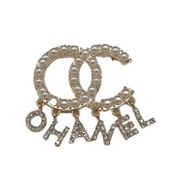 Luxury Women Diamond Letter Brooches Silver Plated Brooch Inlay Crystal Rhinestone Designer Pearl Pin Broches Men Party Jewellery Accessories Gift RR