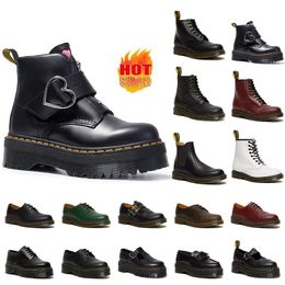 Doc martens bayanlar dr women martins tasarımcı botlar Martin erkek kadın lüks spor ayakkabılar üçlü siyah beyaz klasik ayak bileği kısa patik açık hava sıcak eğitmenler önyükleme