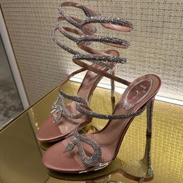 Rene Caovilla Snake Crystal Belge Sandal Rosle Инкрустированные кристаллами ПВХ золотые блестящие вечерние туфли со змеиным ремешком вокруг роскошного дизайнера 9,5 смВечернее платье на высоких каблуках