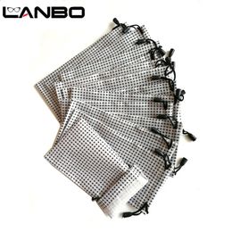 Sunglasses Cases LANBO 50 pcs Glasses Case Soft Waterproof White Black Plaid Cloth Wholesale Sunglasses Bag Eyeglasses Pouch Case High QualityS19 231109