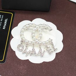 Luxury Women Diamond Letter Brooches Silver Plated Brooch Inlay Crystal Rhinestone Designer Pearl Pin Broches Men Party Jewellery Accessories Gift WW