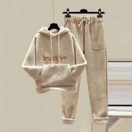 Women s Two Piece Pants 2023 Winter Thicken Tracksuit Pieces Set Warm Plush Sweatshirt Trousers Casual Lambwool Lined Harem Outfit 231110