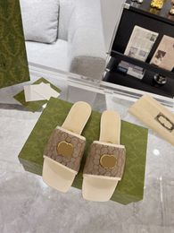 Pantofole sandali da donna di design di lusso Nuovi ciabatte piatte ricamate elettriche Pantofole in pelle Tessuto importato Scivoli di tela trapuntata Scarpe casual da esterno sandali