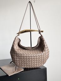 Arc shaped woven bag body, matched with metal sardine handle, looks like a piece of art