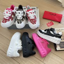 Designer Sneakers Donna ONE STUD XL Sneakers Basse Scarpe da ginnastica Stile di moda Classici unici Bassorilievo Maxi Stud Comoda pelle Nappa Uomo Scarpe sportive da passerella