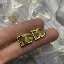Enkel fashionabla och klassiska D Letter Brass Stud Earrings 18K Gold Plated Women Girls Valentines Mothers Day Wedding Birthday Designer Jewelry Gifts Der3 --- 013
