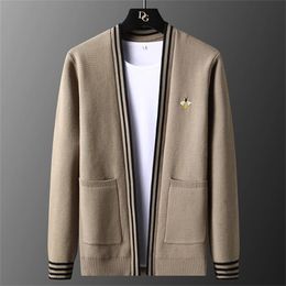 2023 New Style Luxury Mens Sweaters Fashion Men's Casual Embroidered bee Round Long Sleeve Sweater Men Women V-neck Cardigan Sweater
