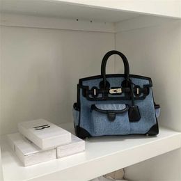 Bag Contrast Platinum Colour Designer Women's 2024 High Class Fashion Versatile Carrie One Shoulder Messenger Handbag Commuting Tide