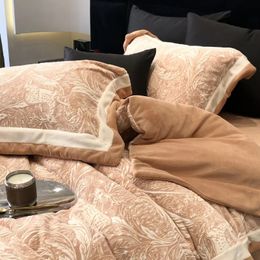 Bedding sets product keeping warm milk cloud velvet fashion pure color bed four -piece carved dark pattern bedding set luxury 231110