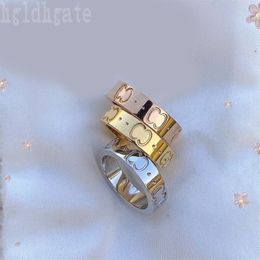 Anelli d'argento placcati da donna uomo coppie anello di design titanio acciaio puro color lettere di bagna classico amanti di compleanno di compleanno gioielli di lusso anello delicato delicato ZB022 E23