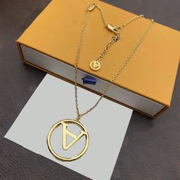 Luxurys Necklace Designer Simple Roundel Letters Necklaces Women Stainless Steel Couple Pendants Leisure Style Personalised Vintage Jewellery Lovers good nice