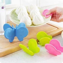 Table Mats 1Pair Butterfly Shaped Silicone Anti-scald Devices Clamp Insulation Plate Magnet Fridge Kitchen Tool M2N9