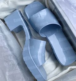 Damen-Plateau-Sandalen, Designer-Slides, ineinandergreifende, perforierte Gummi-Sommer-Strand-Slipper, Slip-on-Mule-Sliders, wasserdichte Slides mit doppelter transparenter Schnalle