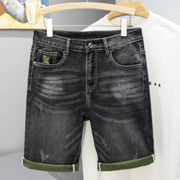 Pantanos cortos para hombres pantanos cortos de mezclilla para hombres jeans de moda grises personalidad longitud delgada longitudes de rodilla informal