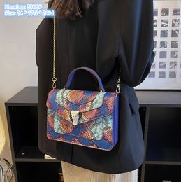 Factory wholesale ladies shoulder bags 6 colors this year's popular snake handbag street color leather mobile phone bag elegant embossed fashion backpack