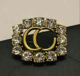 Luxus Klassische Marke Brief Brosche Designer Broschen Perle Diamant Für Frauen Charme Hochzeitsgeschenk Schmuck Zubehör