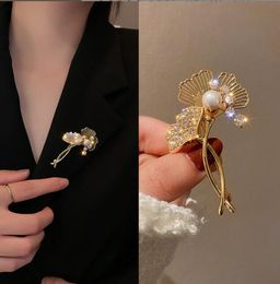 The latest Pearl ginkgo leaf Brooches For Women's Pins Fashion Style Beaded Suit Pin Accessories Jewelry