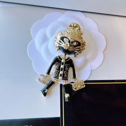 Designer di marca Spille in acciaio inossidabile Design leone per uomo Donna Strass di cristallo Maglione Abito Collare Pin Spilla placcata oro 18 carati Regalo di gioielli D117