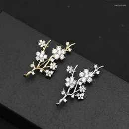 Brooches Pretty Copper Plum Blossom Lapel Pins Dazzling Full Zircon Paved Flower Spray Brass For Friends Ie