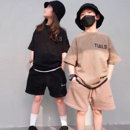 キッズ服セットサマーレタープリントトラックスーツの子供用スポーツスーツボーイガールズショートツーピーススーツボーイズカジュアルスーツ6色