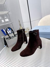 Berühmte Damen-Stiefeletten, Luxus-Out-Line-Booty-Stiefeletten mit grobem Absatz, Italien, klassisches Schwarz-Braun-Wildleder, runde Zehenstiefel, Designer-Abzeichen, Abendkleid, kurze Stiefeletten, Box EU 35–42