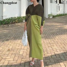 Casual Dresses Changpleat 2023 Autumn Colour Match V-neck Women's Dress Miyak Pleated Large-size Fashion Loose Bat Sleeves Party Long