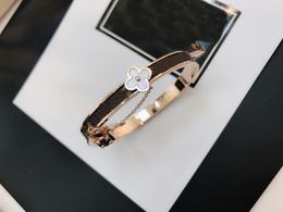 Pulseiras de moda para mulheres letra de flores jóias 18k ouro banhado aço inoxidável pulseira de couro falsificado presente de casamento feminino s034