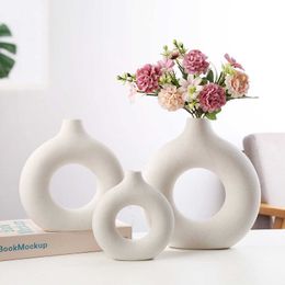 Vases Nordic Circular Hollow Ceramic Vase Modern Donuts Flower Pot Accessories For Living Room Decoration Home Office Desktop Decor P230411