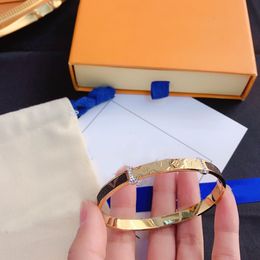 Brand Trendy Designer Bangle Bracelet for Women 18K Gold Plated Wristband Cuff Letter Presbyopia Leather Fashion Brand Accessory Jewelry Gift S111