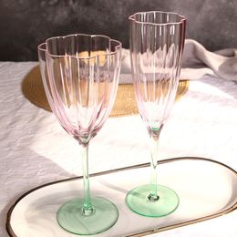 Tumblers 2 Pcs Creative Flower Shaped Glass Goblet European Retro Banquet Wine Cup Gradient Color RUM Champagne Bordeaux Aperitif Glasses 230413