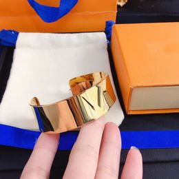 Luxus Armreifen Armbänder Designer für Frauen Brief Schmuck V Brief 18 Karat vergoldet Edelstahl Armband Manschette Modeschmuck Zubehör S120