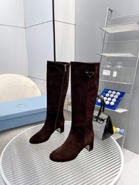 Botas longas femininas famosas Kate Botta Salto grosso Bota alta Itália clássica impermeável marrom camurça preta triângulo crachá designer vestido de noite botas longas caixa UE 35-42