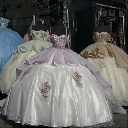 Pembe Elbise Glitter Quinceanera Balo Gown Omuz Çiçeklerinden Kayışlar Çiçek Aplikler Boncuk Pileler Pageant Tatlı 15 Parti Giyim