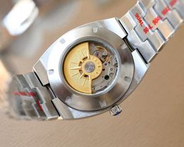 A caixa de aço inoxidável 316 do novo relógio masculino usa um movimento 8215 de design simples de 3 agulhas.