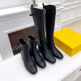 2023 botas de designer de moda outono e inverno feminino anti deslizamento cabeça redonda botas nuas luxo clássico feminino zíper martin botas