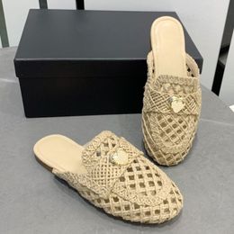 23ss Womens Low Heels Slippers Designer Dress Shoe Woven Straw Crochet Sandals Slip On With Heart-shaped Loafers Breathable Slides Retro Black Outdoor Beach Shoe